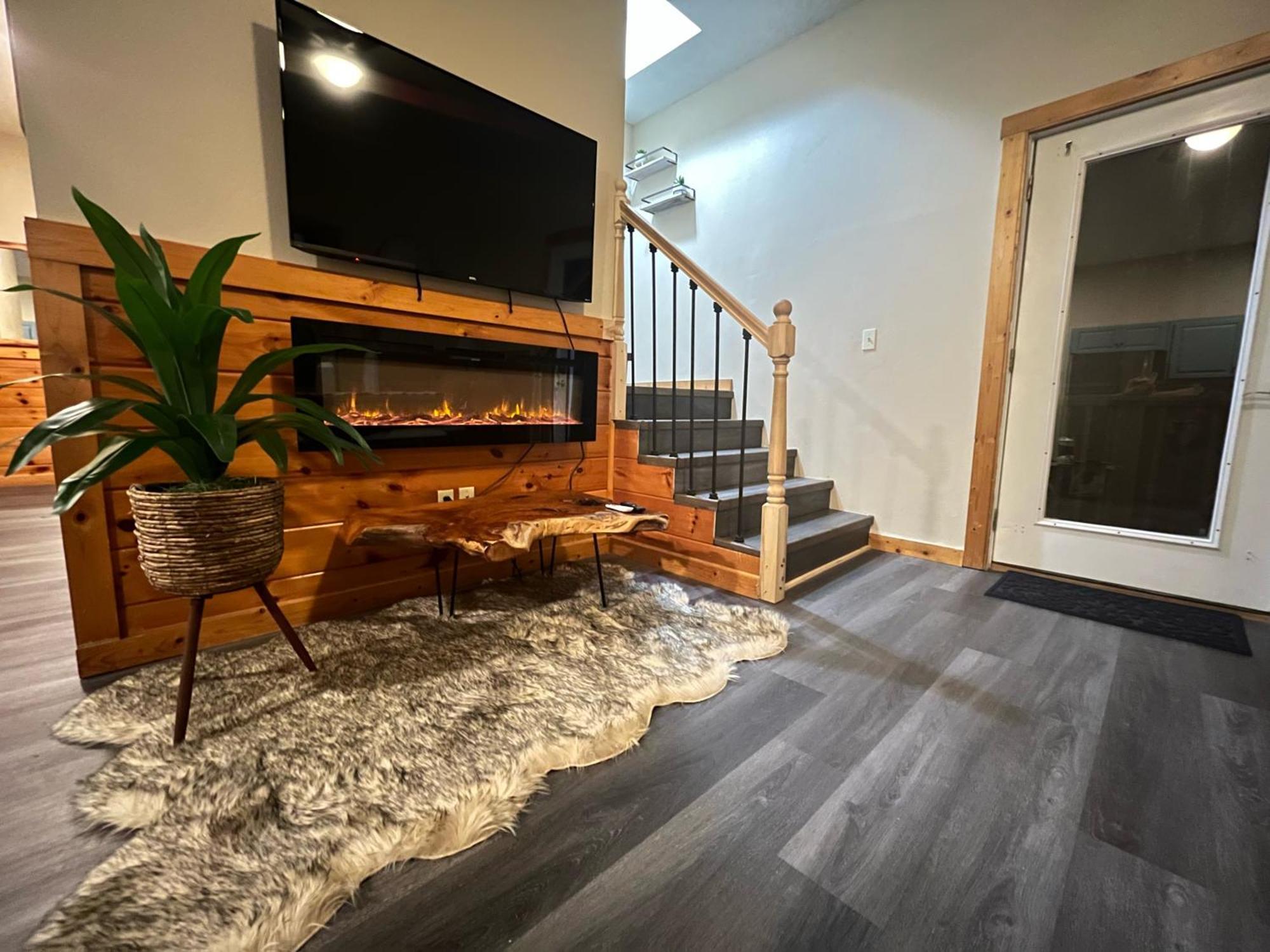 Smokey Mountain Retreat, Hot Tub, Game Room, Sleeps 8! แกตลิงเบิร์ก ภายนอก รูปภาพ
