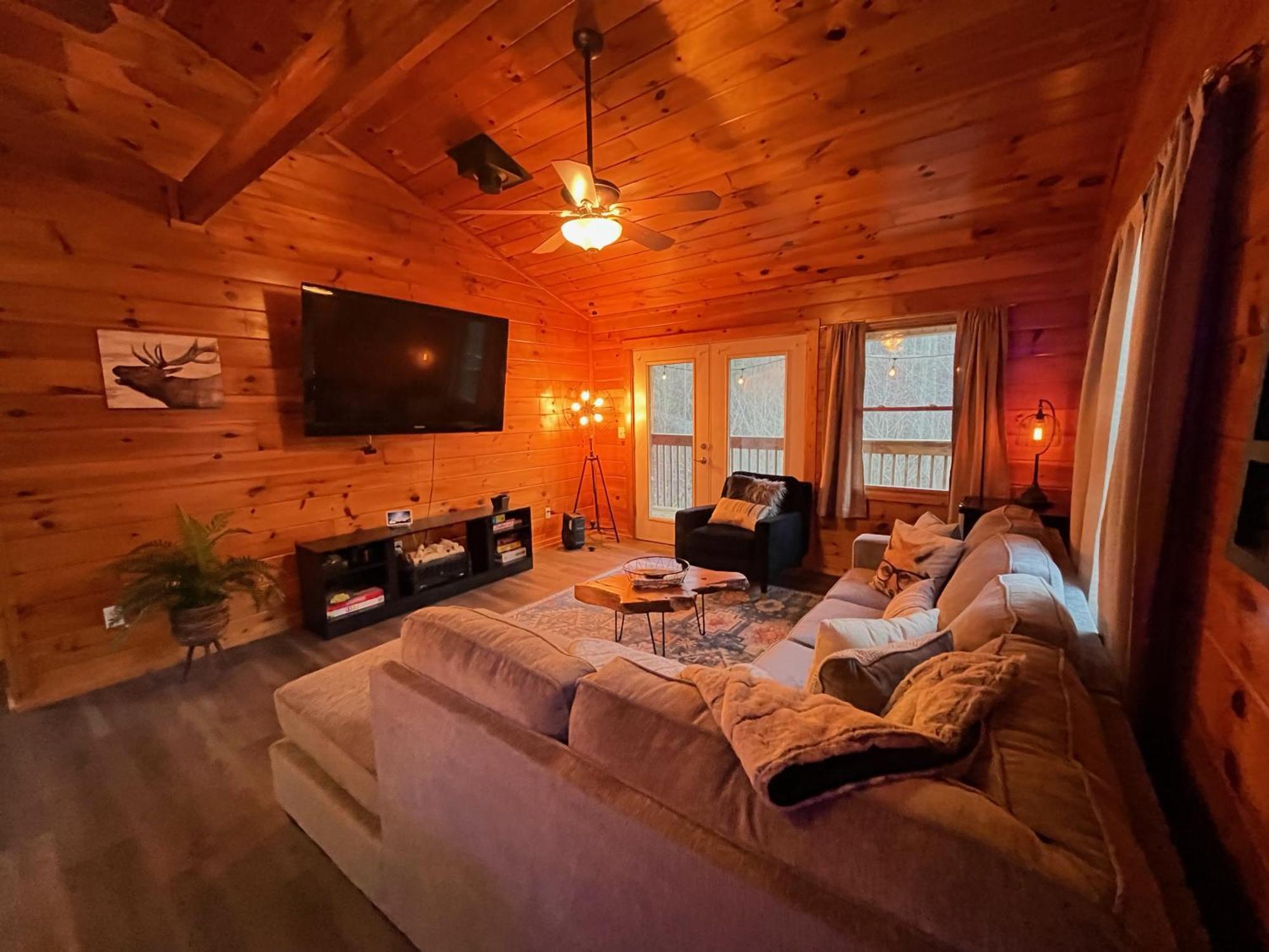 Smokey Mountain Retreat, Hot Tub, Game Room, Sleeps 8! แกตลิงเบิร์ก ภายนอก รูปภาพ