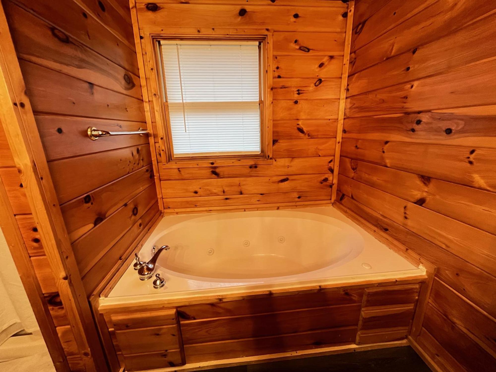 Smokey Mountain Retreat, Hot Tub, Game Room, Sleeps 8! แกตลิงเบิร์ก ภายนอก รูปภาพ