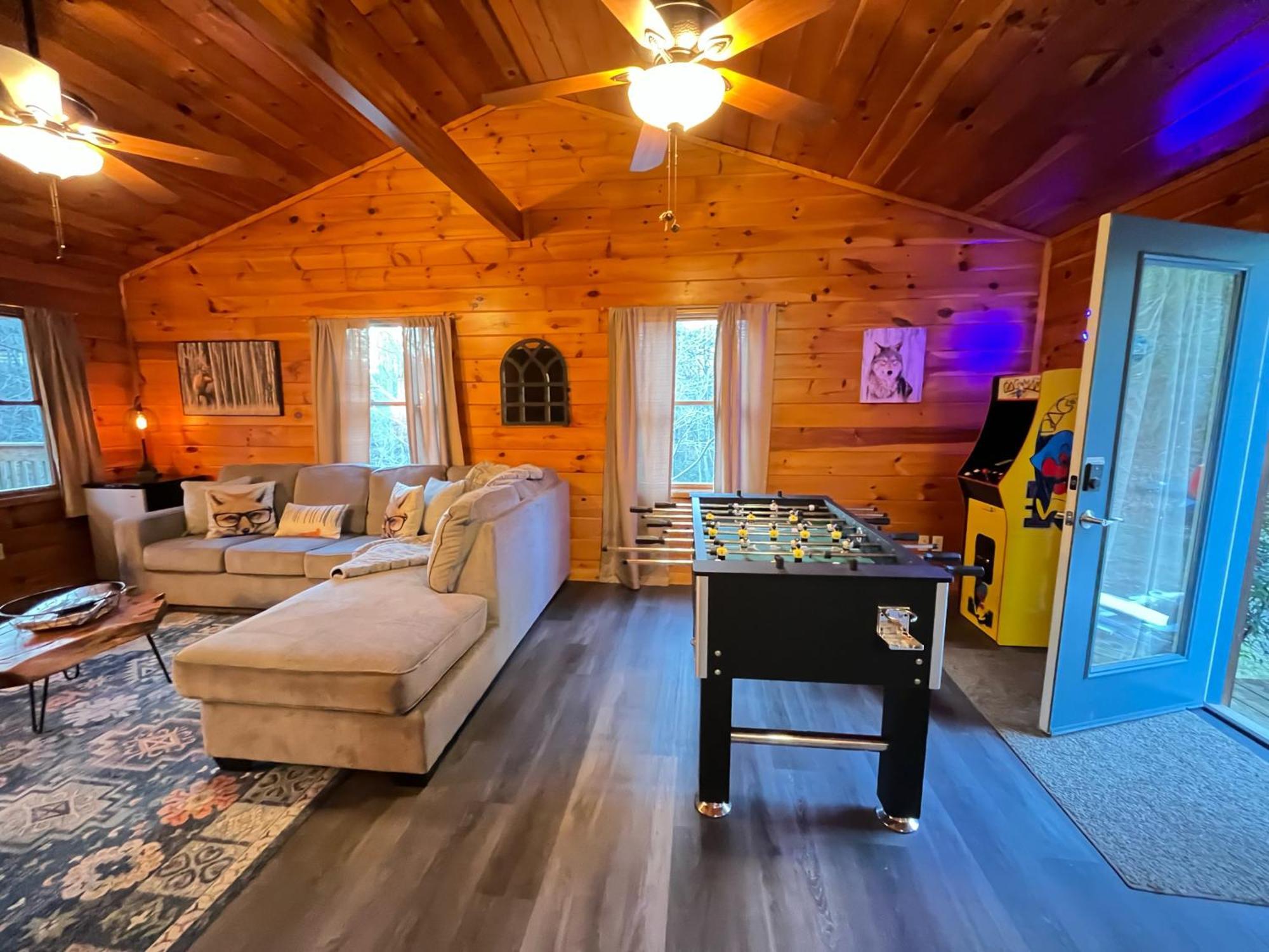 Smokey Mountain Retreat, Hot Tub, Game Room, Sleeps 8! แกตลิงเบิร์ก ภายนอก รูปภาพ