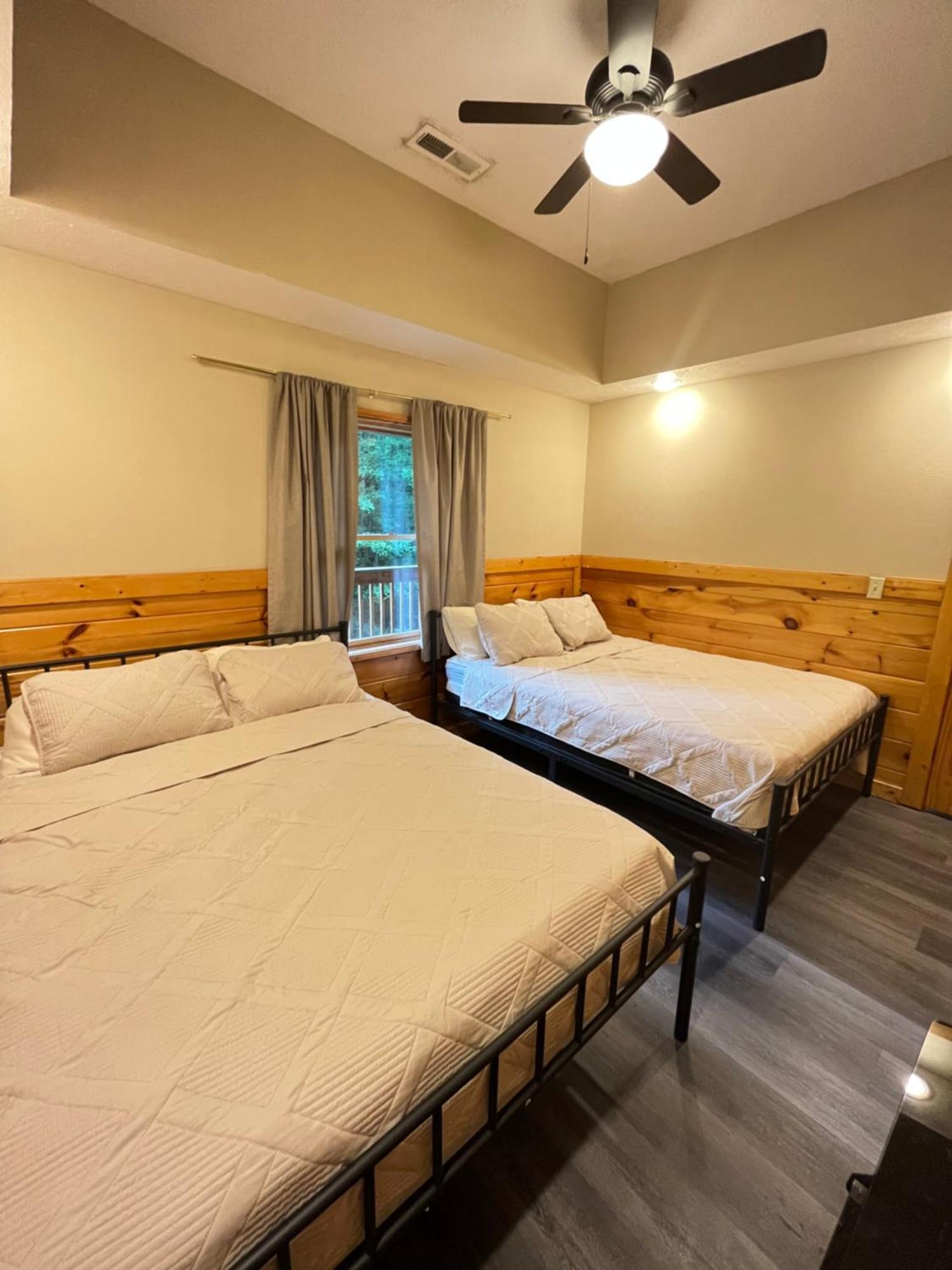 Smokey Mountain Retreat, Hot Tub, Game Room, Sleeps 8! แกตลิงเบิร์ก ภายนอก รูปภาพ